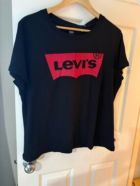 Levi’s NWT women’s plus size 1X black large logo short sleeve shirt